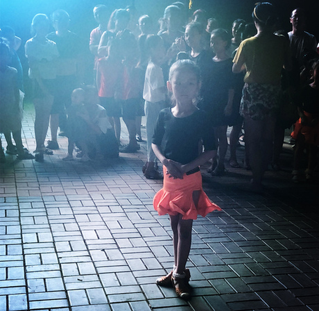 6岁童星冀思彤参加广场献爱心公益活动