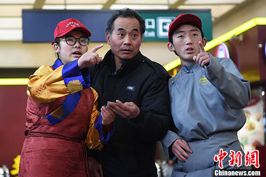 藏族学生体验春运志愿者工作