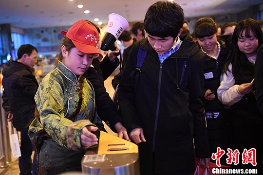 藏族学生体验春运志愿者工作