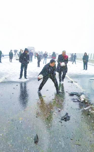 河南：高速三十多辆车相撞 过路军人搬雪救火