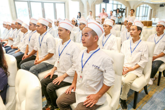精准扶贫让广西贫困娃变身深圳粤菜师傅