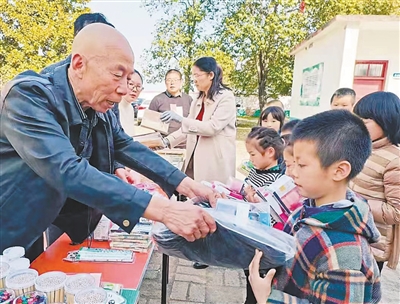 河南南阳七旬老人吴其运——收废品助学，爱心传递不停歇