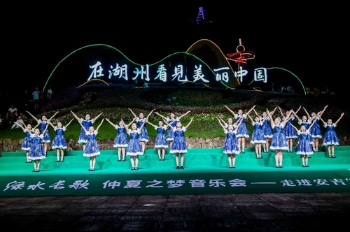 安吉青山绿水间，“春蕾梦想合唱团”师生同台献唱