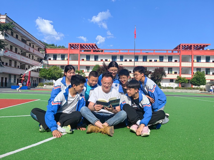 扎根乡村讲台 展现情怀担当（回信背后的故事）