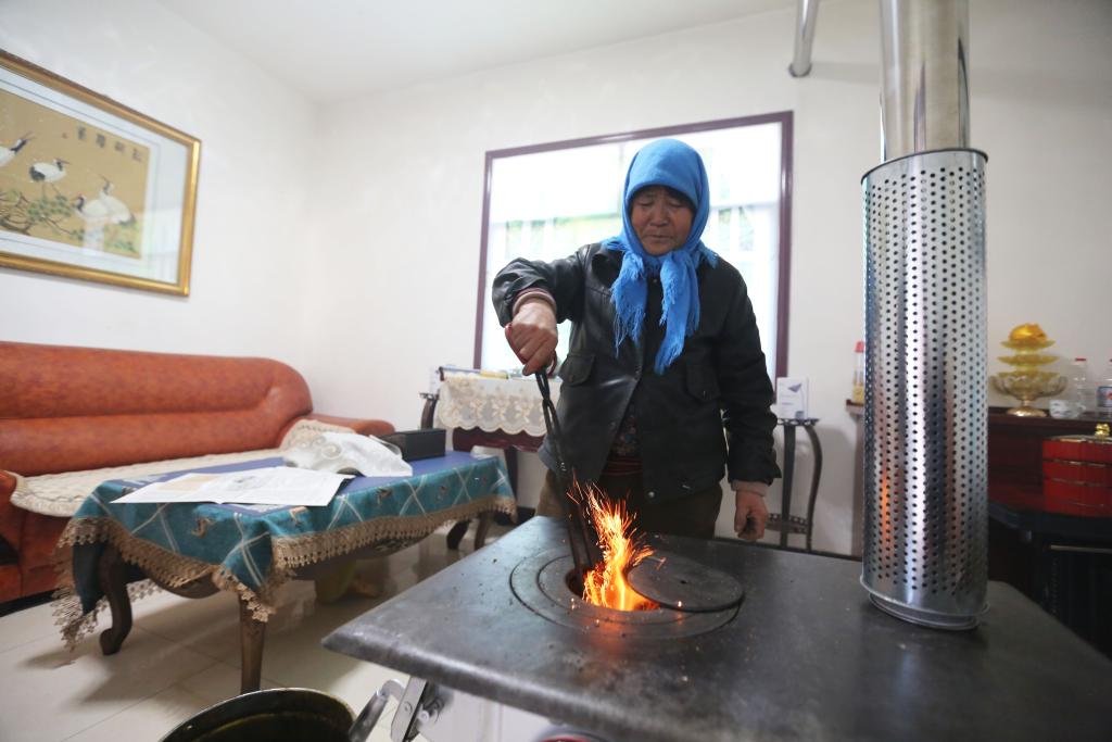 甘肃定西：发放物资 温暖过冬