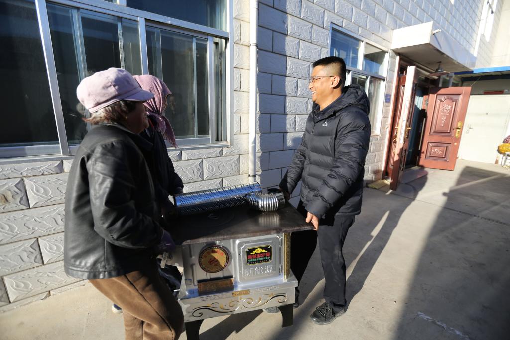 甘肃定西：发放物资 温暖过冬
