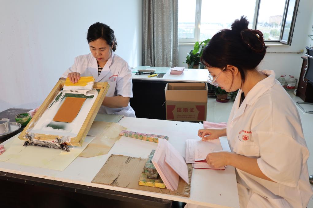 这些“特殊”的人是“幸福印刷师”：一个33年的暖心故事