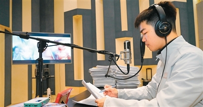 在“光明影院”,盲人也能“看”电影