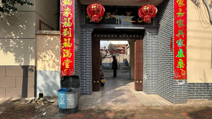 村民家门口放置的分类垃圾桶。人民网记者 王绍绍摄