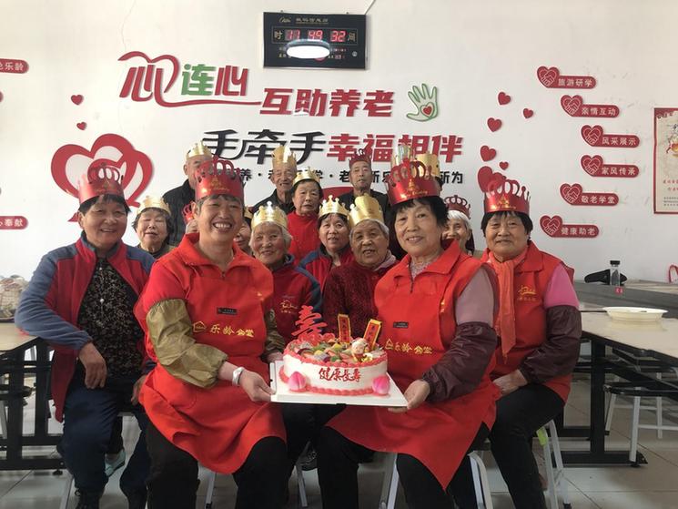 山东潍坊:“乐”享其龄 “乐龄食堂”为老人集体庆生。潍坊市奎文区委宣传部供图