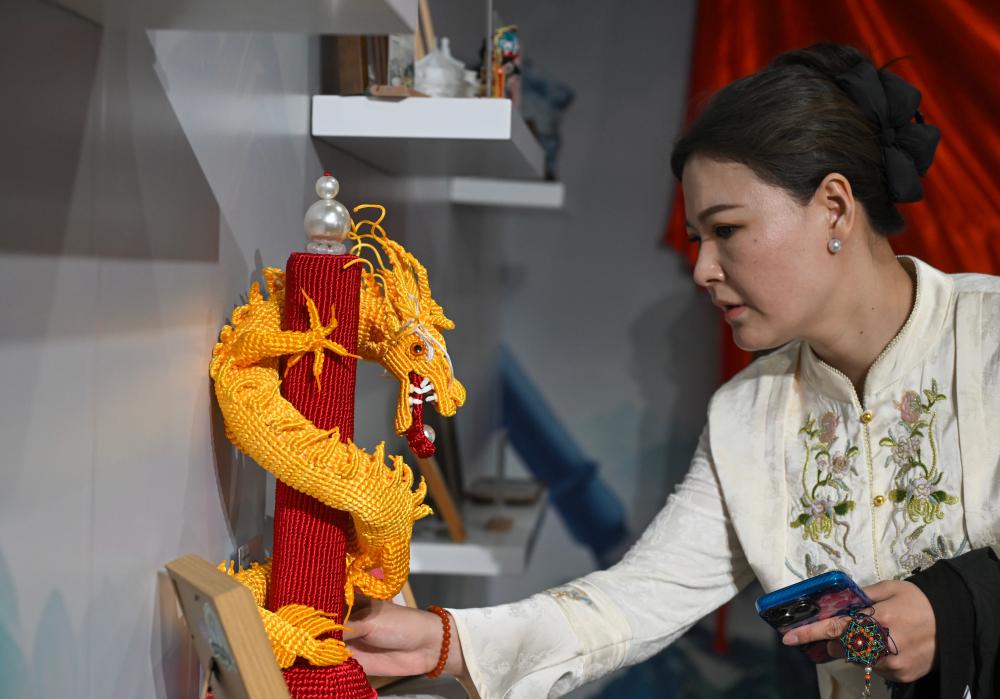 辽宁省残疾人非遗文创作品展在故宫开幕