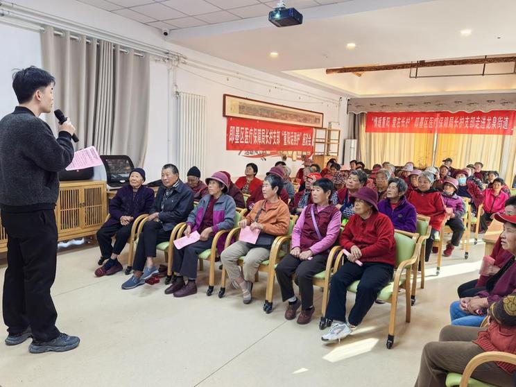 山东:长护有温度,兜底暖民心 社区宣传解读长护险政策。马银环摄