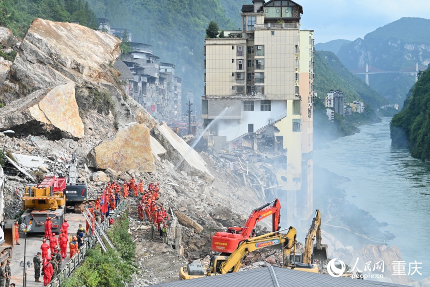 重庆彭水,一场与时间赛跑的营救 重庆彭水山体崩塌救援现场。人民网记者 刘政宁摄