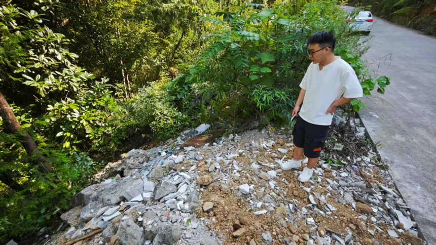 重庆彭水,一场与时间赛跑的营救 龚宝冬巡查建筑垃圾处置现场。彭水县委宣传部供图
