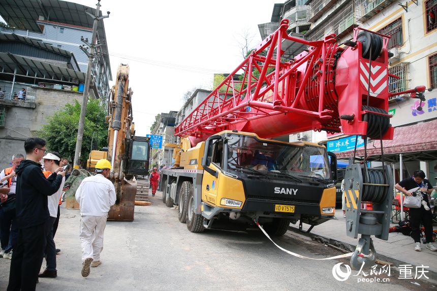 重庆彭水,一场与时间赛跑的营救 大型设备进入救援现场。人民网记者刘政宁摄