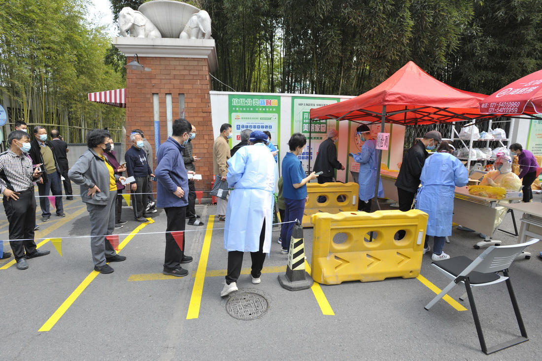 上海：小区内居民核酸检测有序进行