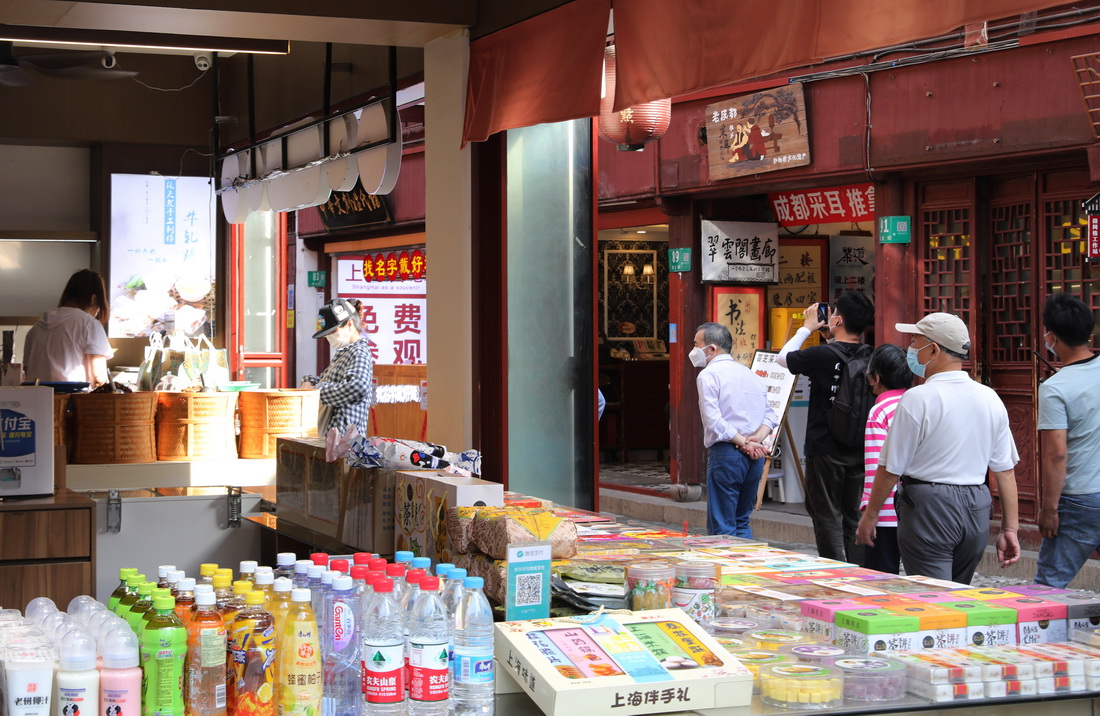 6月7日，游人在位于上海闵行区的七宝古镇景区内游览。