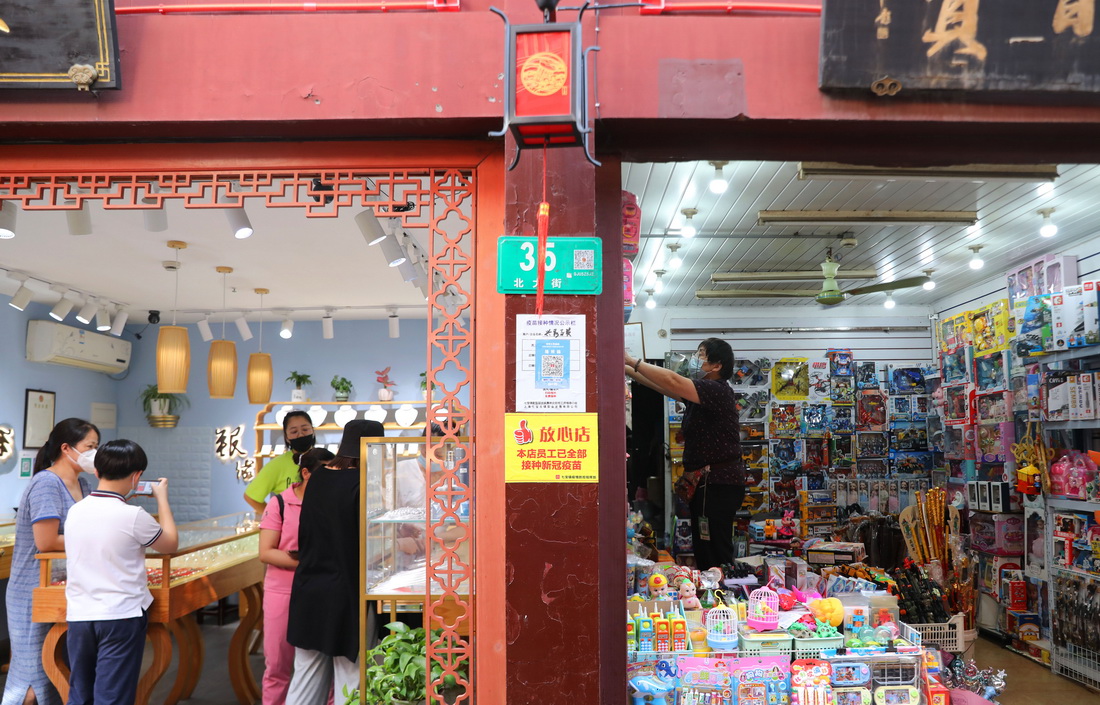 6月7日，游客在位于上海闵行区的七宝古镇景区内购物。