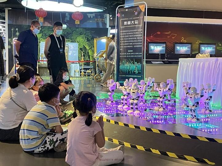 北京青少年走近机器人 感悟科技创新