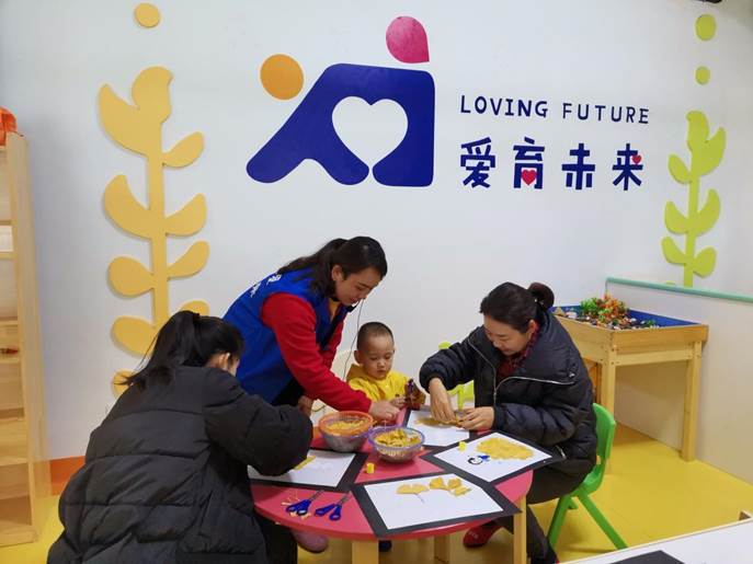 2021年12月，爱育未来项目开展空间开放日，家长和小朋友参加亲子手工活动。