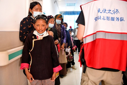 二○二二年七月，中国红十字基金会“天使之旅——先心病患儿筛查救助行动”走进西藏多地。 （红基会供图）