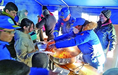 中国救援力量为土耳其地震受灾民众提供食物援助