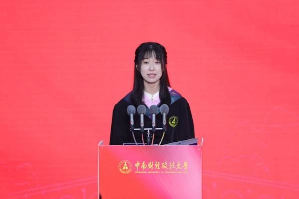 本科刚毕业，她给母校捐了10万元