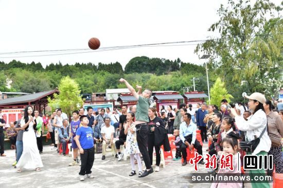 “迎大运 动起来” 成都东部新区举行残疾人趣味运动会