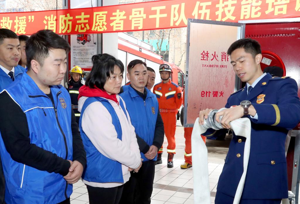 上海举行消防志愿者技能培训活动