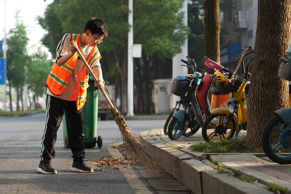 “我帮妈妈扫大街”——小手握扫帚 温情暖街头