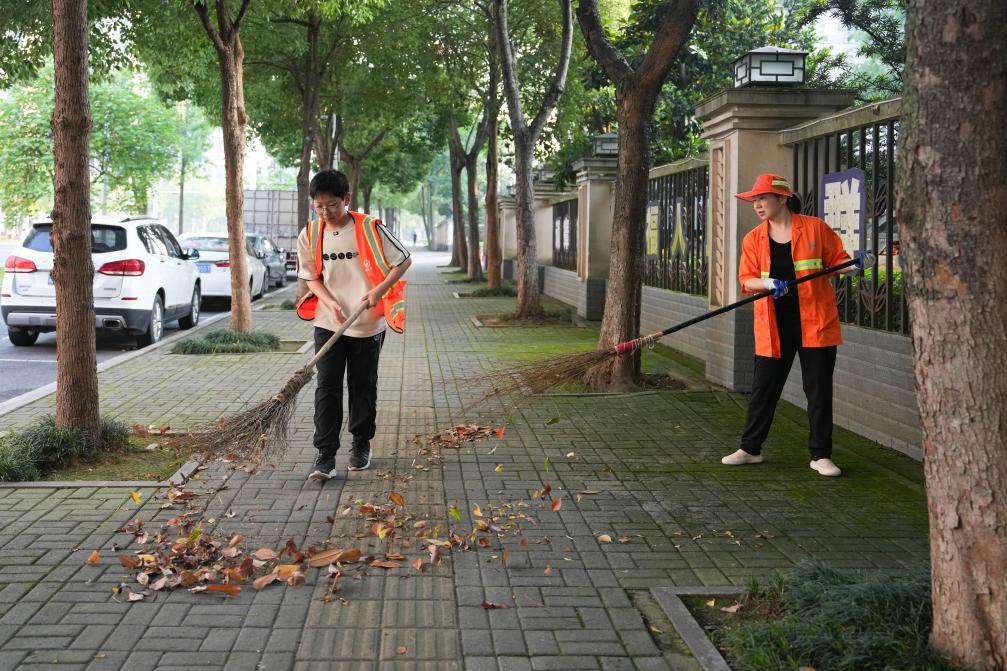 “我帮妈妈扫大街”——小手握扫帚 温情暖街头