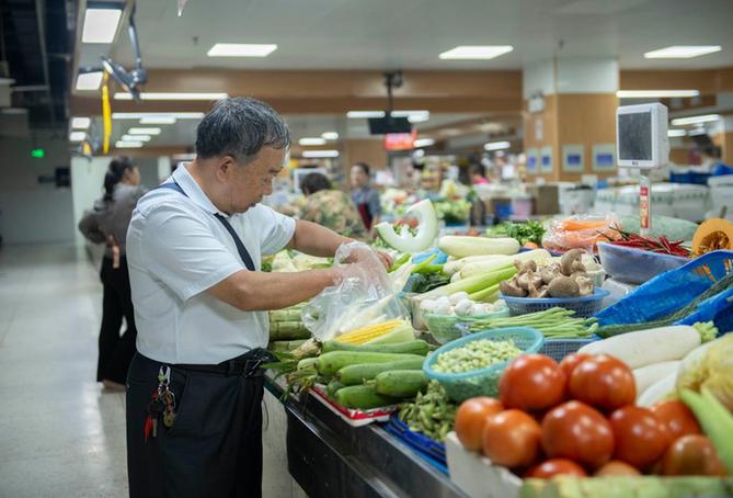 聚焦防汛抗旱丨保粮油、保蔬菜、保供电……他们坚守在汛期保供一线