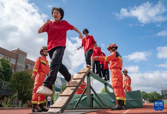 云南华坪女高学生的暑期“消防之旅”