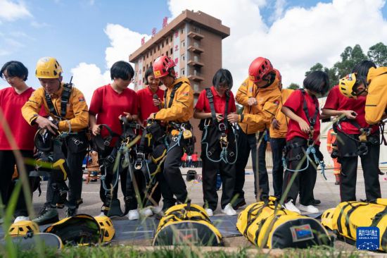 云南华坪女高学生的暑期“消防之旅”