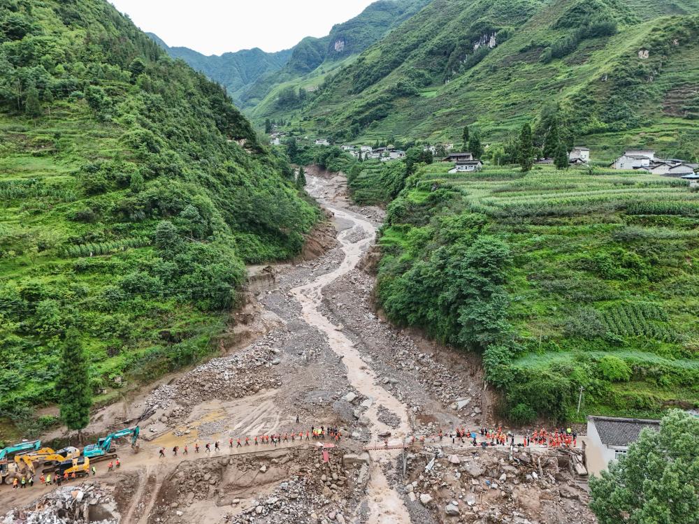 不遗余力抢救生命——雅安汉源县山洪泥石流灾害救援现场直击