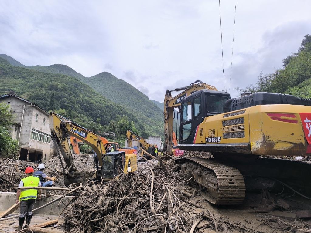 不遗余力抢救生命——雅安汉源县山洪泥石流灾害救援现场直击