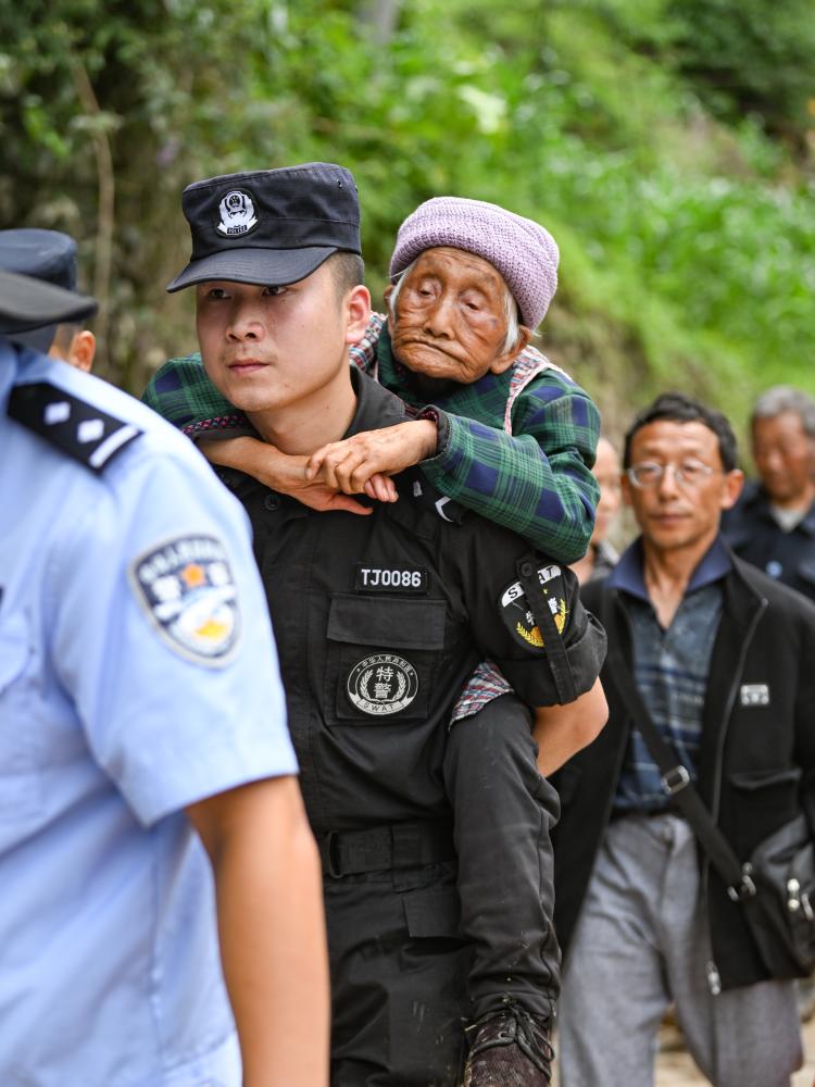 不遗余力抢救生命——雅安汉源县山洪泥石流灾害救援现场直击