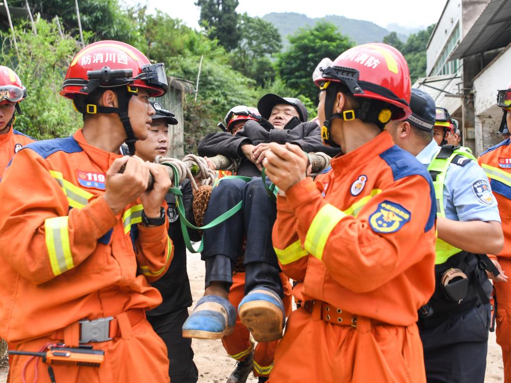 不遗余力抢救生命——雅安汉源县山洪泥石流灾害救援现场直击