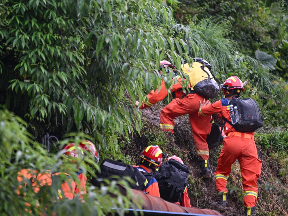 不遗余力抢救生命——雅安汉源县山洪泥石流灾害救援现场直击