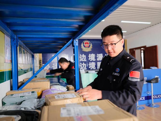 戈壁深处的警邮便民服务站