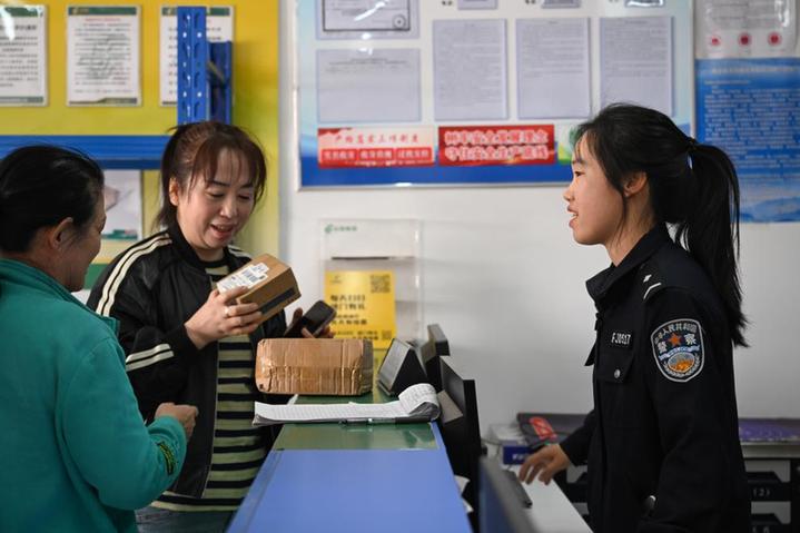 戈壁深处的警邮便民服务站