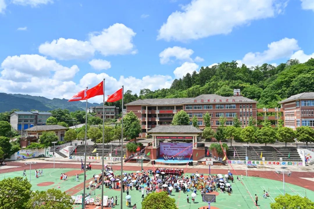 山区娃艺术课“装备升级”！重庆啄木鸟捐建全国第7个“爱心美育教室”