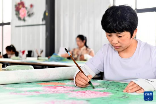 山东巨野：工笔画绽放致富花