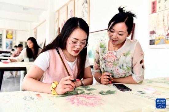 山东巨野：工笔画绽放致富花