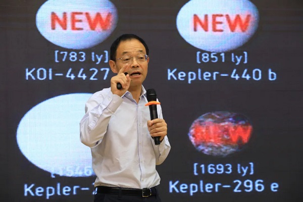 把宇宙讲给中学生听 武向平院士揭秘浩瀚星空魅力
