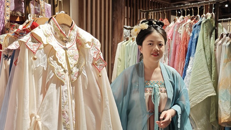 看不见世界，却让世界看见她：盲人女孩琉璃的汉服梦