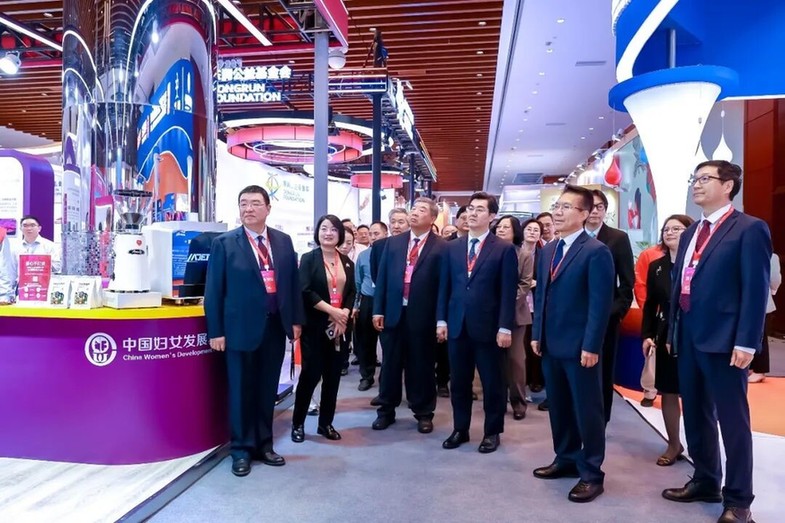 慈展会上的“她”力量 中国妇基会打造可感可触的公益新体验 慈展会上的“她”力量 中国妇基会打造可感可触的公益新体验