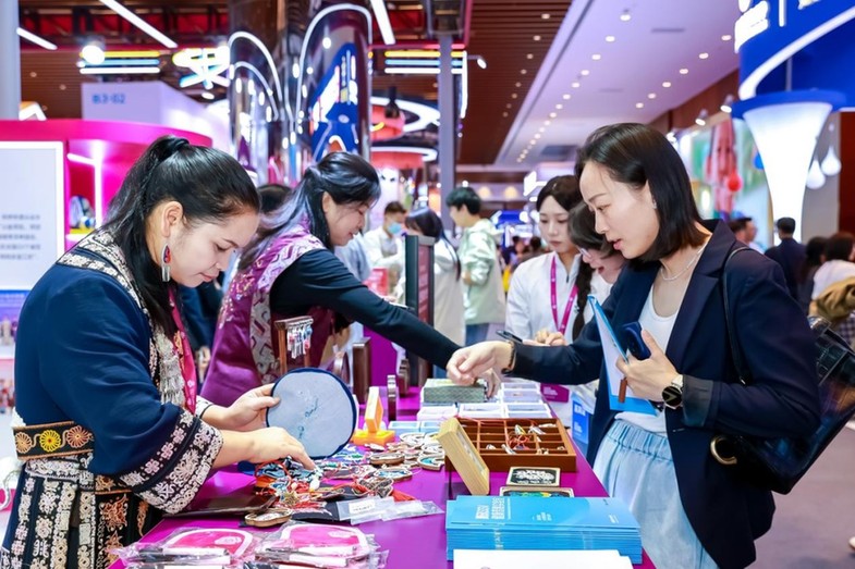 慈展会上的“她”力量 中国妇基会打造可感可触的公益新体验 慈展会上的“她”力量 中国妇基会打造可感可触的公益新体验