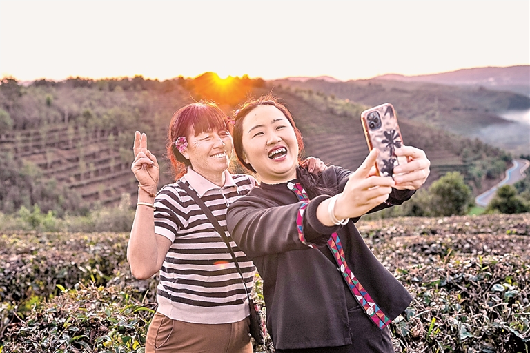 这场温暖的代际反哺，超越物质赡养——透视当代青年中兴起的“养育长辈行动”