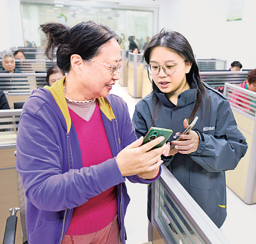 这场温暖的代际反哺，超越物质赡养——透视当代青年中兴起的“养育长辈行动”